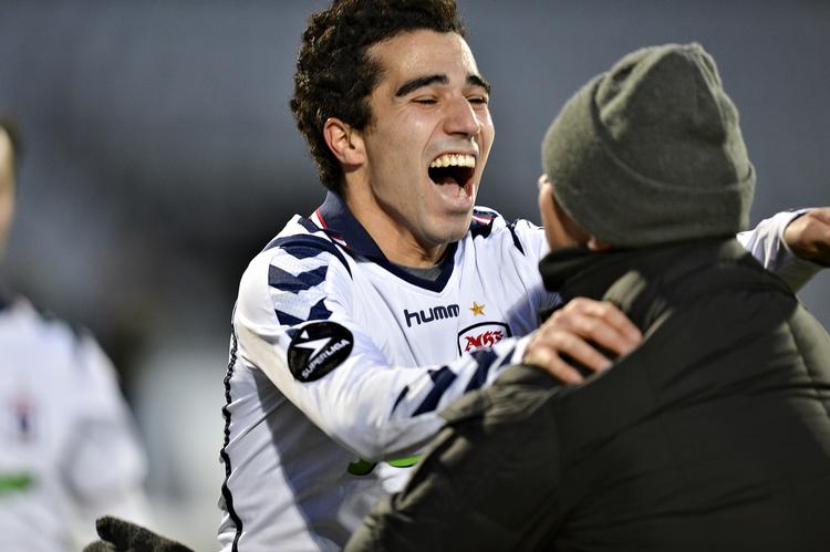 værdsat? Så lykkelig var Osama Akharraz, da han fejrede sin scoring med AGF's træner Peter Sørensen søndag. 