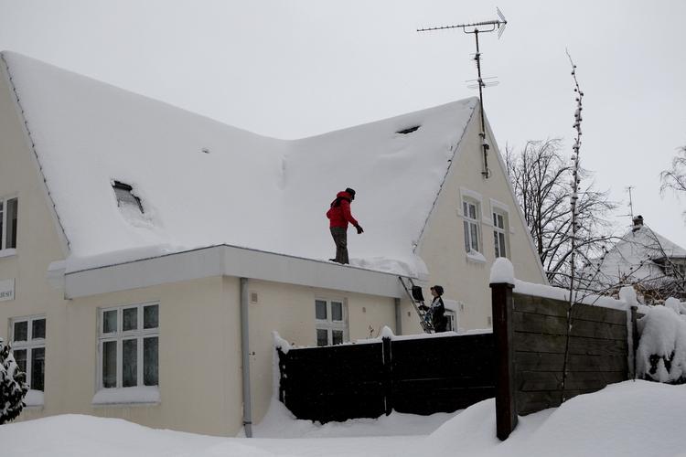 oprydning.  Hele landet kan vente sne i dyngevis de kommende dage. (arkivfoto) 