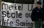 Protest. Især en engangsskat, som vil blive opkrævet fra cyprioternes opsparing, hvis Cypern skal få udbetalt et milliardlån som del af en hjælpepakke, har fået folk til at protestere. 