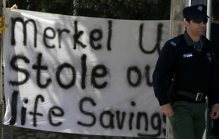 Protest. Især en engangsskat, som vil blive opkrævet fra cyprioternes opsparing, hvis Cypern skal få udbetalt et milliardlån som del af en hjælpepakke, har fået folk til at protestere. 