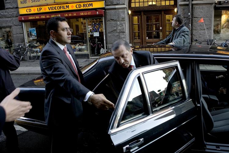 Besøg. Den tyrkiske premierminister  Recep Tayyip Erdogan besøger på onsdag Danmark og statsminister Helle Thorning-Schmidt (S). Det betyder, at forholdet mellem landene er normaliseret, siger Politikens korrespondent i Tyrkiet, Martin Selsøe Sørensen. 