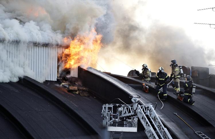 BRAND. Tidligt om morgenen 28. september 2011 stod KB-Hallen i flammer, og den legendariske hal brændte i flere dage. Siden har en evt. genopførelse været konfliktstof mellem klub, kommune og fredningsmyndigheder. Nu mener KB at have belæg for, at hallen helt skal væk. 