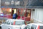 Gerningssted. Skuddene var rettet mod en 17-årig mand her foran et pizzeria på Triumfvej. 