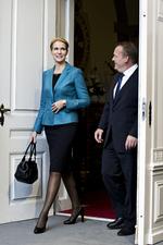 Konkurrenter. I meningsmålingerne er Venstres Lars Løkke Rasmussen langt mere populær end statsminister Helle Thorning-Schmidt i øjeblikket. Hos erhvervslivet er det omvendt. 
