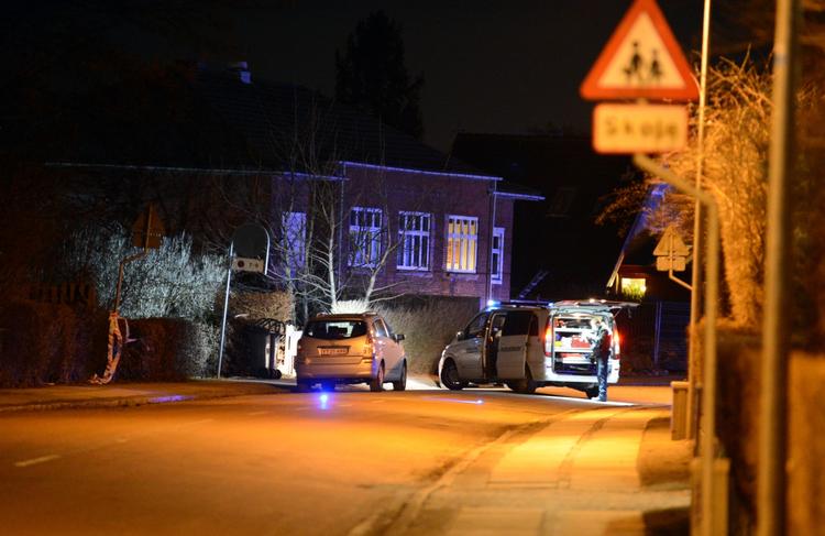 SKYDESKIVE. Der blev i går affryret 10 mod to biler, der holdt parkeret foran Bandidos' klubhus i Hvidovre. 