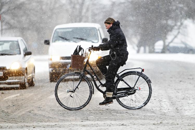 Uha. Det sner, det er koldt, men dagens snevejr blev ikke til det kaos, der var lagt op til. 
