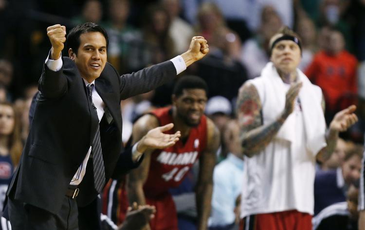 rekord. Miami Heat-træner Erik Spoelstra (tv) jubler under kampen mod Boston Celtics. 