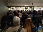 TRÆNGSEL. En læser har sendt dette billede fra Nørreport metrostation, hvor masser af passagerer her til morgen stod i kø for at komme med metroen. 