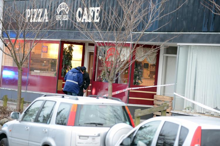 SKUDDRAMA. Der blev i går skudt fire gange mod en 17-årig, der netop havde forladt dette pizzeria i Bagsværd. 