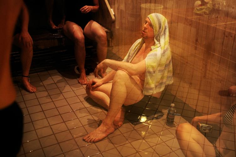 Sauna. En stor del af byens kommunale svømmehaller har efterhånden saunagus som en fast del af programmet. 