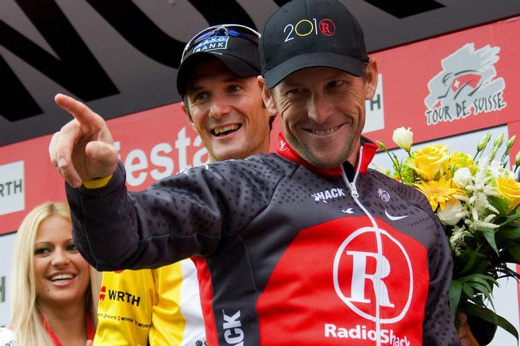 Armstrong. Glansbilledet af det amerikanske ikon er ved at krakelere. Manden i baggrunden, Fränk Schleck, kæmper i øjeblikket for at redde karrieren. Han blev testet dopingpositiv i årets Tour de France. 