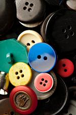 Knapper.  Hvilken slags knapper vil du helst have. Dem til at sy i tøj eller dem, der køber  dig alt det, der koster knapper? Jocelyne har vundet atten  millioner euro, men vil helst sælge syting, som hun plejer. 