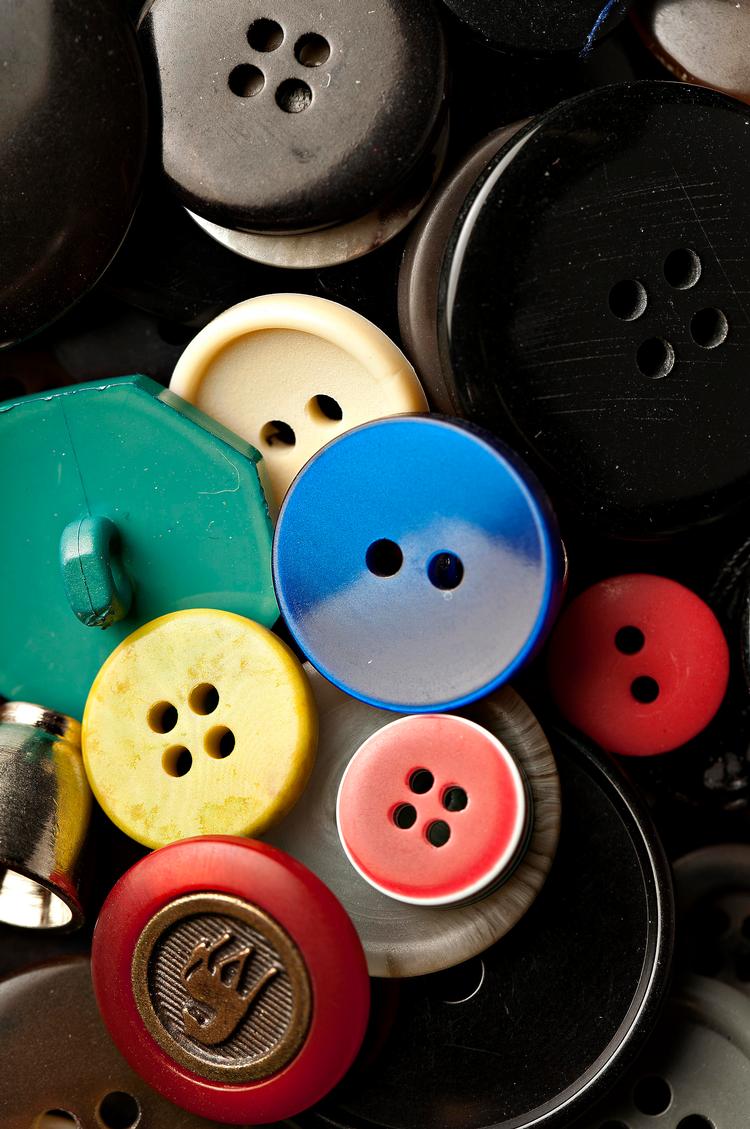 Knapper.  Hvilken slags knapper vil du helst have. Dem til at sy i tøj eller dem, der køber  dig alt det, der koster knapper? Jocelyne har vundet atten  millioner euro, men vil helst sælge syting, som hun plejer. 