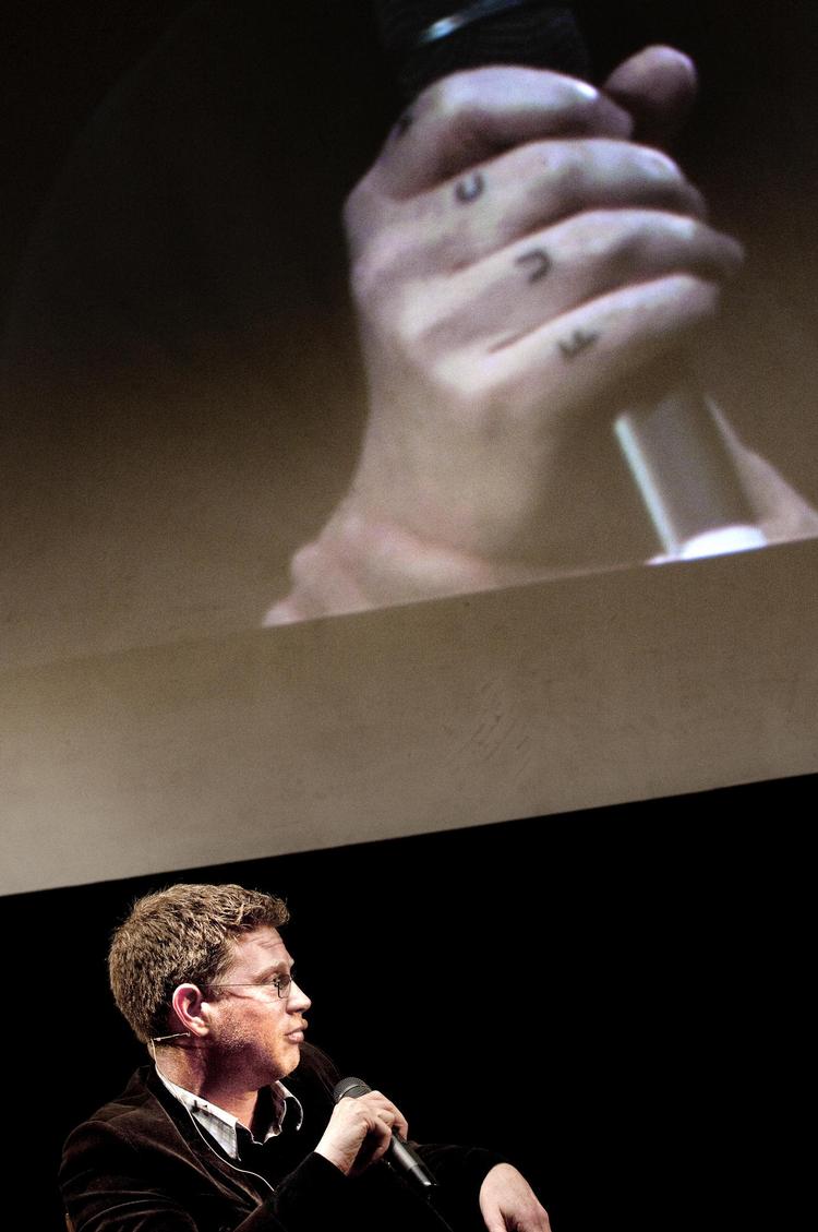 Medier. Martin Krasnik er vendt tilbage til DR 2 som vært. Nu får han kritik for interview med Lars Hedegaard. 