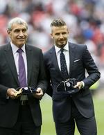 legender. Englands tidligere landsholdsmålmand Peter Shilton (tv) modtager sammen med David Beckham en hæder sammen med tre andre spillere, der har spillet flere end 100 kampe for England. 