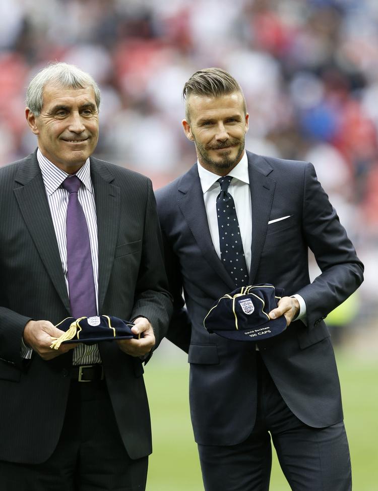 legender. Englands tidligere landsholdsmålmand Peter Shilton (tv) modtager sammen med David Beckham en hæder sammen med tre andre spillere, der har spillet flere end 100 kampe for England. 