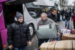 AFGANG. Med i bagagen får romaerne 50 euro, så de kan klare sig i den første tid, efter de er ankommet til Serbien. 