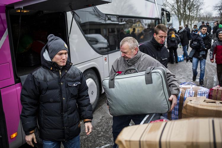 AFGANG. Med i bagagen får romaerne 50 euro, så de kan klare sig i den første tid, efter de er ankommet til Serbien. 