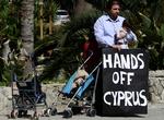 Modstand. En utilfreds cypriot opfordrer EU og andre til at blande sig udenom. 