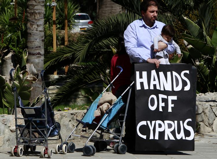 Modstand. En utilfreds cypriot opfordrer EU og andre til at blande sig udenom. 