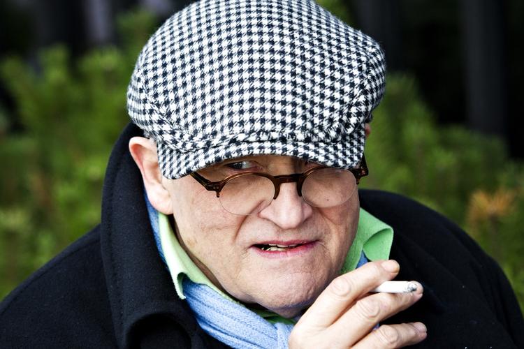 England. En af kunstneren David Hockneys personlige assistenter døde tidligt søndag morgen. 