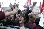 Modstand. Demonstranter uden for parlamentet gjorde alt, hvad de kunne, for at få politikerne til at stemme nej. 