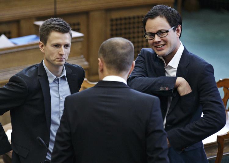 Jesper Petersen (til venstre) skal ikke længere være politisk ordfører for SF. Den post overtager Jonas Dahl (til højre). Her er de i en snak med den politiske ordfører hos Socialdemokraterne, Magnus Heunicke. 