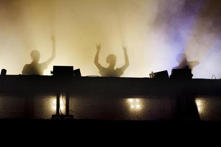 Mixemænd. Landets bedste mixere. Eller i hvert fald højt deroppe på listen. Her er Den Sorte Skole på Roskilde i 2010. Nu tager de to tilbageværende medlemmer på en miniturne i provinsen. 