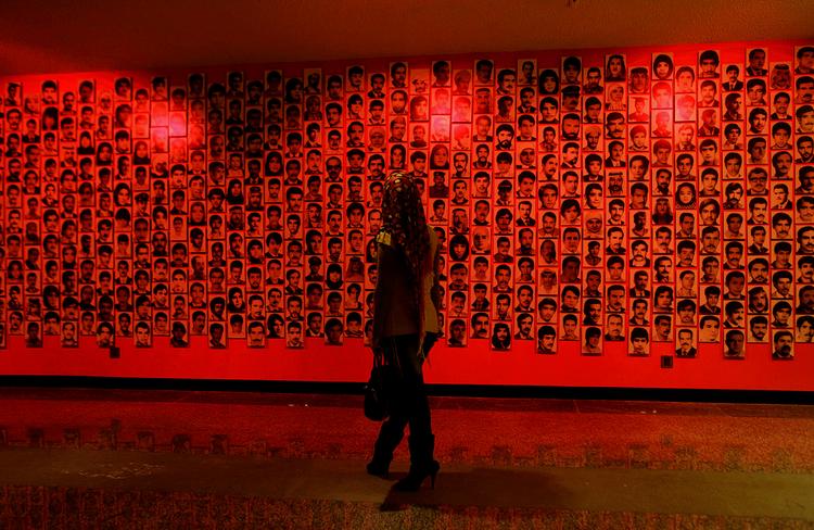 Ofre. På denne udstilling ved Shaheed-monumentet i Bagdad kan man netop nu se billeder af de irakere, der blev dræbt under Saddam Husseins totalitære styre. Men generelt er der kommet færre kulturbegivenheder i Irak siden diktatorens fald. 