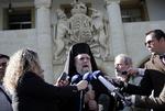 Hjælper. Ærkebiskop Chrysostomos II taler til pressen efter at have holdt møde med præsidenten i Cypern. Kirken vil tage lån i sine ejendomme for at skyde penge i staten. 