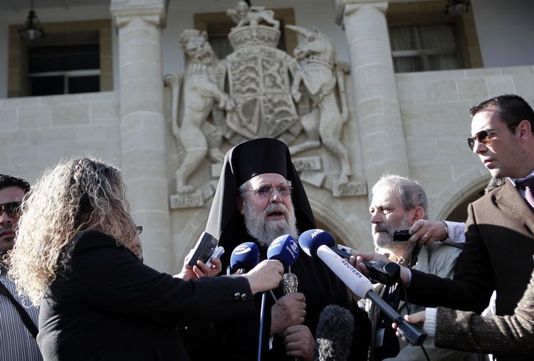 Hjælper. Ærkebiskop Chrysostomos II taler til pressen efter at have holdt møde med præsidenten i Cypern. Kirken vil tage lån i sine ejendomme for at skyde penge i staten. 