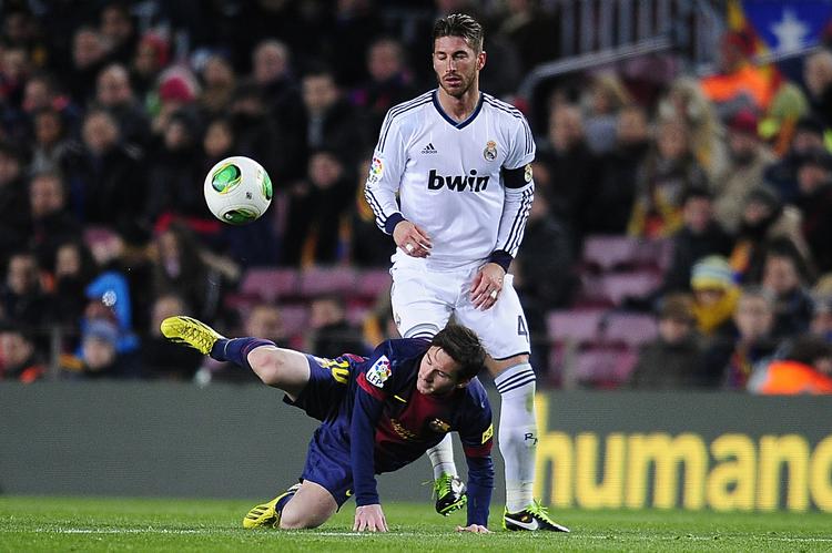 ærkerivaler. Real Madrids vice-anfører Sergio Ramos mener aldrig, man får Lionel Messi (nederst) at se i en Real Madrid-trøje. 