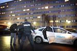 NEDSKÆRINGER. Rigspolitiet har besluttet at flytte penge fra politiet i hovedstaden over til politiet i provinsen. Det er politikerne i Københavns Kommune stærkt uenige i. Her bliver et bandemedlem anholdt i Bagsværd. 