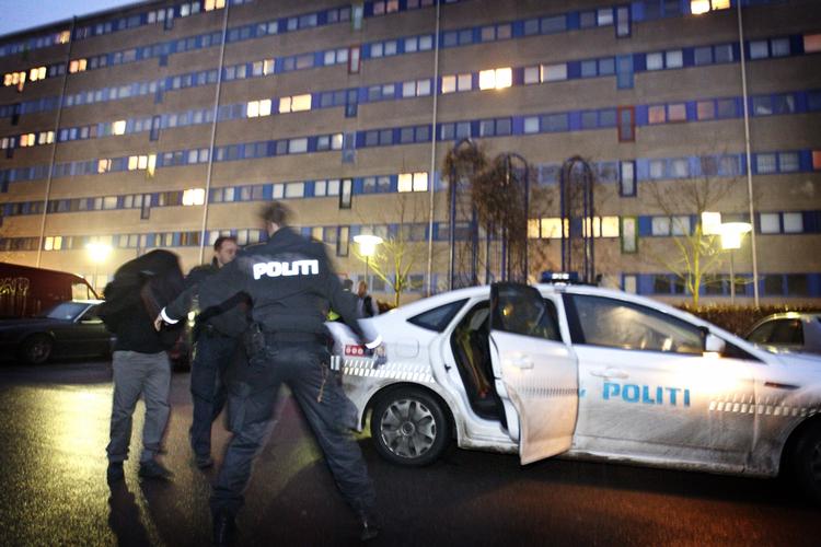 NEDSKÆRINGER. Rigspolitiet har besluttet at flytte penge fra politiet i hovedstaden over til politiet i provinsen. Det er politikerne i Københavns Kommune stærkt uenige i. Her bliver et bandemedlem anholdt i Bagsværd. 