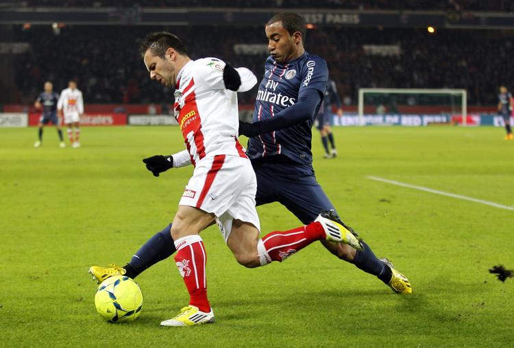 stortalent. Lucas Moura (th) har fået en fin start på livet som PSG-spiller, men er lidt overrasket over, hvor meget Zlatan Ibrahimovic fylder til træning. 