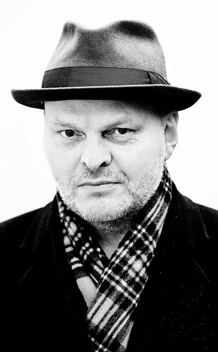 Prisværdig. Det er tredje gang, Hallgrimur  Helgason er  indstillet til  Nordisk Råds  Litteraturpris.  I 1999 for  ’101 Reykjavik’, 2007 for  'Stormland' og  nu for 'Kvinden ved 1000 grader'. 