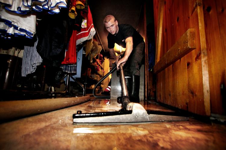 oversvømmelse. Hvis du ofte oplever, at der kommer vand ind i din kælder, er der flere forskellige løsninger, du kan overveje: Lukning af afløb, højvandslukke, tilbageløbsstop eller en pumpebrønd. 