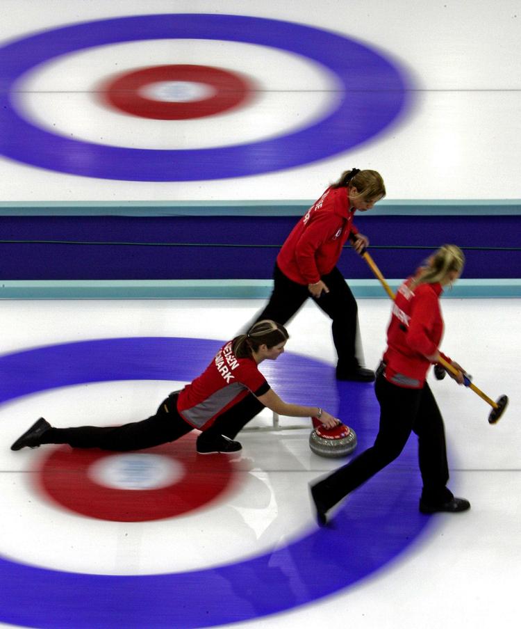 spinkelt. Det danske curling-hold hænger kun ved med det yderste af neglene i kampen om OL-pladser. 