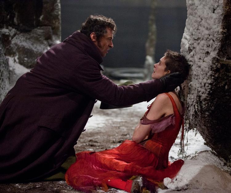Syngende. Hugh Jackman ses her sammen med Anne Hathaway i nogle af de bærende roller i den nyeste filmatisering af Les Misérables. 