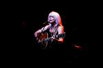 Møde.  Rodney Crowell og Emmylou Harris'  fælles projekt lykkes ikke mindst takket være Harris vederkvægende stemme. Her synger hun ved en tidligere koncert i Koncerthuset. 