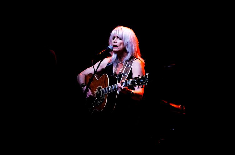 Møde.  Rodney Crowell og Emmylou Harris'  fælles projekt lykkes ikke mindst takket være Harris vederkvægende stemme. Her synger hun ved en tidligere koncert i Koncerthuset. 