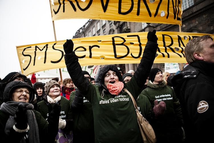 Opråb. Lærerorganisationerne med deltagelse af store dele af den øvrige fagbevægelse arrangerer nu demonstrationer i landets fire største byer: København, Aarhus, Odense, Aalborg og Rønne onsdag den 20. marts kl. 17. Det sker under parolen: 'Lærerne er de første. Hvem bliver de næste?' 