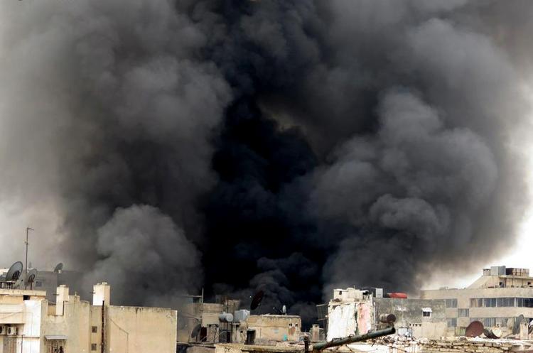 Kampe. Det er svært at vide, hvad der præcist sker i Aleppo. Borgerjournalister sendte for nylig dette billede ud efter nye kampe i millionbyen. 