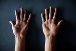 I Danmark er der årligt ca. 28.000 kvinder fra 16 år og opefter, der bliver udsat for fysisk og/eller seksuel partnervold. Hvert år modtager behandlingstilbuddet Dialog mod Vold flere hundrede mænd, der ikke vil slå mere. Her er nogle af de mænd, der har valgt at se deres voldelige reaktioner i øjnene. 25 år: 'Det er for at få hjælp til at lære at tackle tingene på en anden måde end at bruge vold. Man skal lære at tackle det på en pæn og god måde. Og ikke blive så sur altid. Det fungerer ikke i samfundet at man render rundt og slår andre mennesker og er så sur hele tiden'. 