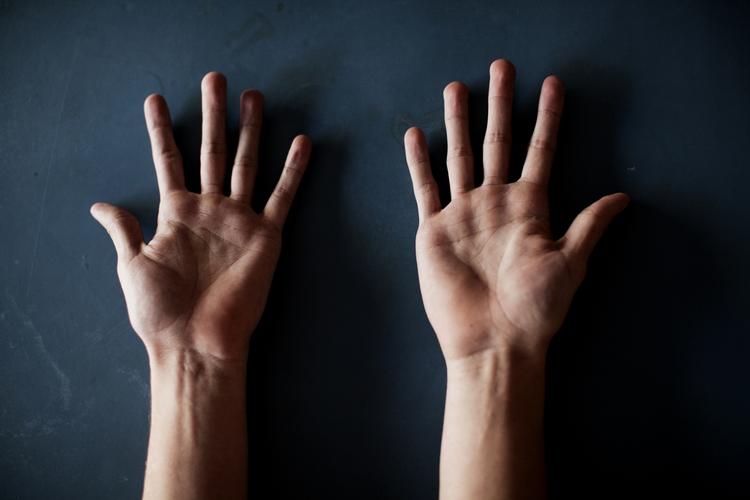I Danmark er der årligt ca. 28.000 kvinder fra 16 år og opefter, der bliver udsat for fysisk og/eller seksuel partnervold. Hvert år modtager behandlingstilbuddet Dialog mod Vold flere hundrede mænd, der ikke vil slå mere. Her er nogle af de mænd, der har valgt at se deres voldelige reaktioner i øjnene. 25 år: 'Det er for at få hjælp til at lære at tackle tingene på en anden måde end at bruge vold. Man skal lære at tackle det på en pæn og god måde. Og ikke blive så sur altid. Det fungerer ikke i samfundet at man render rundt og slår andre mennesker og er så sur hele tiden'. 