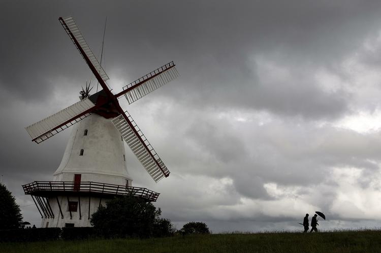 Historieskrivning. DR's historiske drama '1864', kommer til at få afgørende indflydelse på danskernes opfattelse af de historiske begivenheder omkring Slaget ved Dybbøl . Allerede nu angriber historikere '1864' for at være forsimplet og ensidig. 