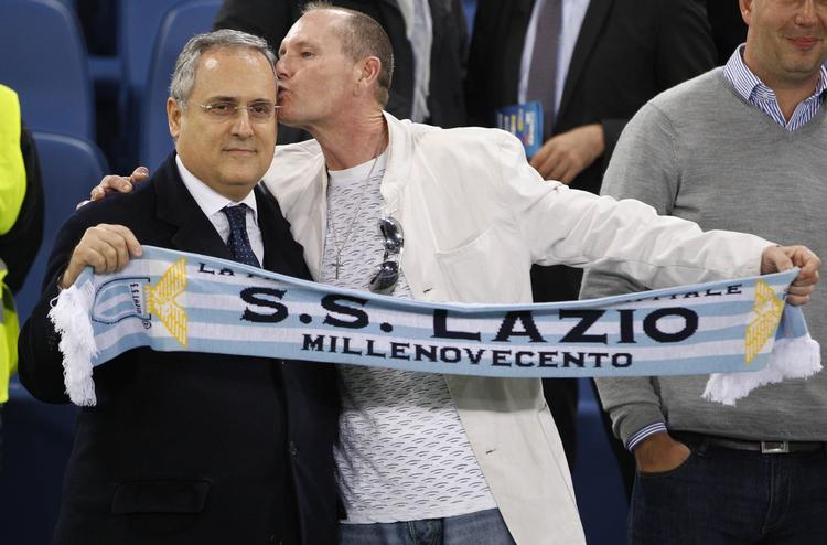 Hyldet. Paul Gascoigne var i efteråret på besøg i Rom hos sin gamle klub Lazio, hvilket udløste smækkys til klubpræsident Claudio Lotito. 