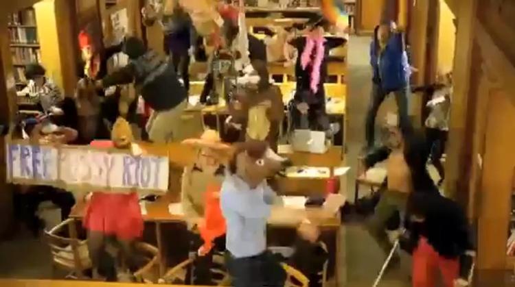 Fyret. Oxford-lærer fik fyrersedlen for ikke at have brudt ind, da feststemte studerende forvandlede universitetets klassiske bibliotek til et veritabelt vivar af gøjl og gak. 