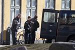TRYGHED. Nørrebroborgere føler sig mere sikre, når politiet er i området. De synes derfor ikke, at der skal skæres i Københavns politistyrker. Her ransager politiet en adresse ved Folkets Park på Nørrebro. 