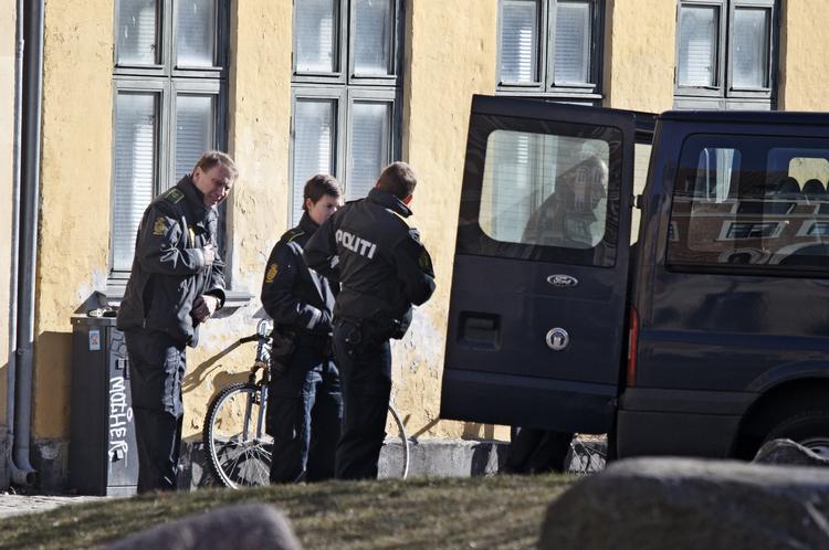 TRYGHED. Nørrebroborgere føler sig mere sikre, når politiet er i området. De synes derfor ikke, at der skal skæres i Københavns politistyrker. Her ransager politiet en adresse ved Folkets Park på Nørrebro. 